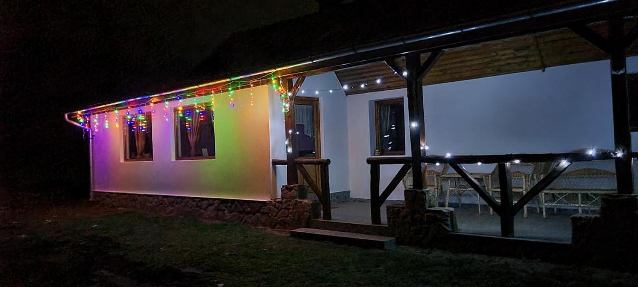 Casa De Peste Apa *
